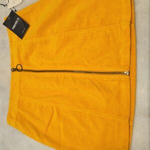 NWT Forever 21 Yellow Suade Zip front mini Skirt size Small.